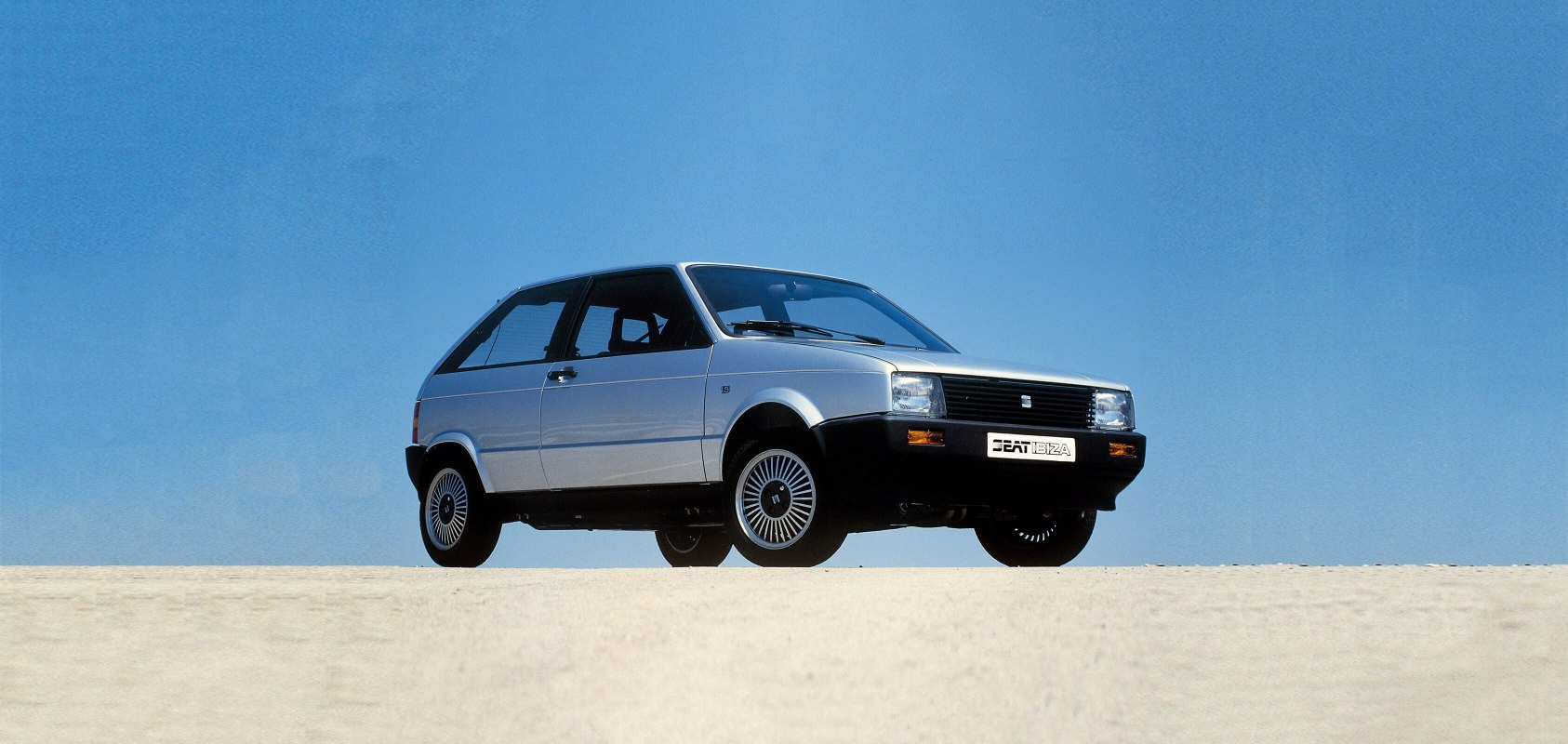 SEAT zīmola vēsture 1980s - oriģinālaisl SEAT Ibiza hatchback 