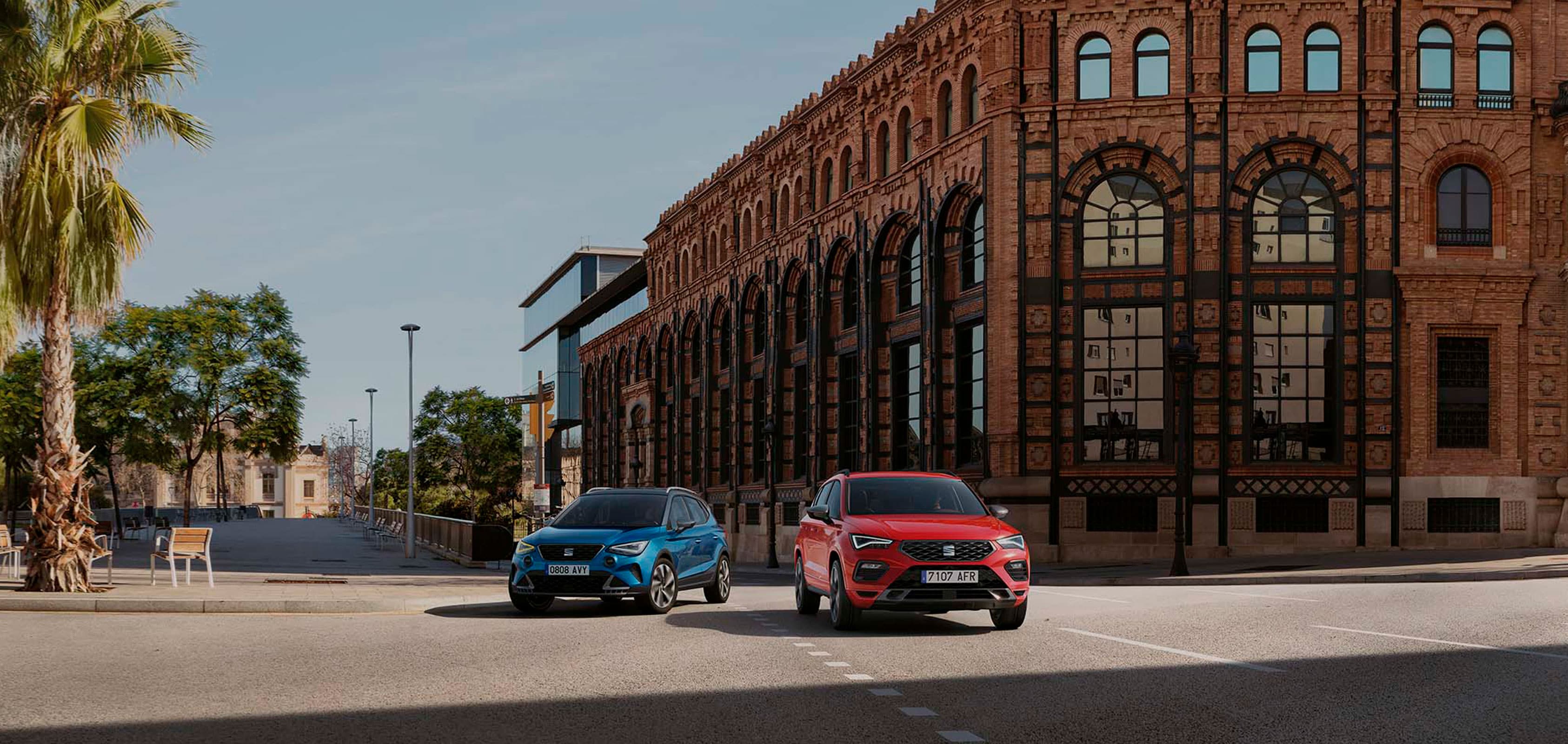 SEAT Arona dark camouflage colour next to the SEAT Ateca bila white colour and SEAT Tarraco velvet red colour