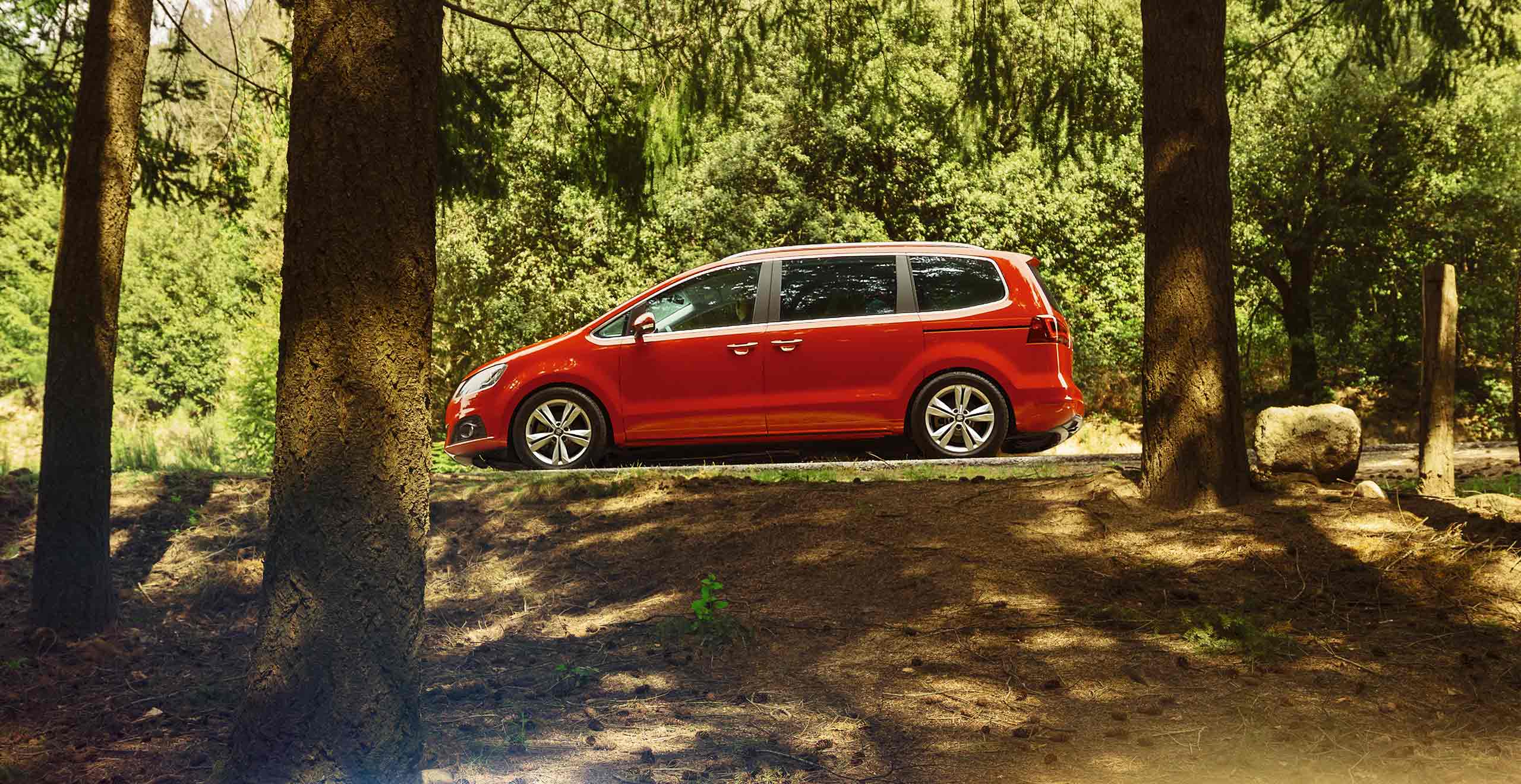 red romance krāsas SEAT Alhambra MVP ar manorāmas jutma lūku