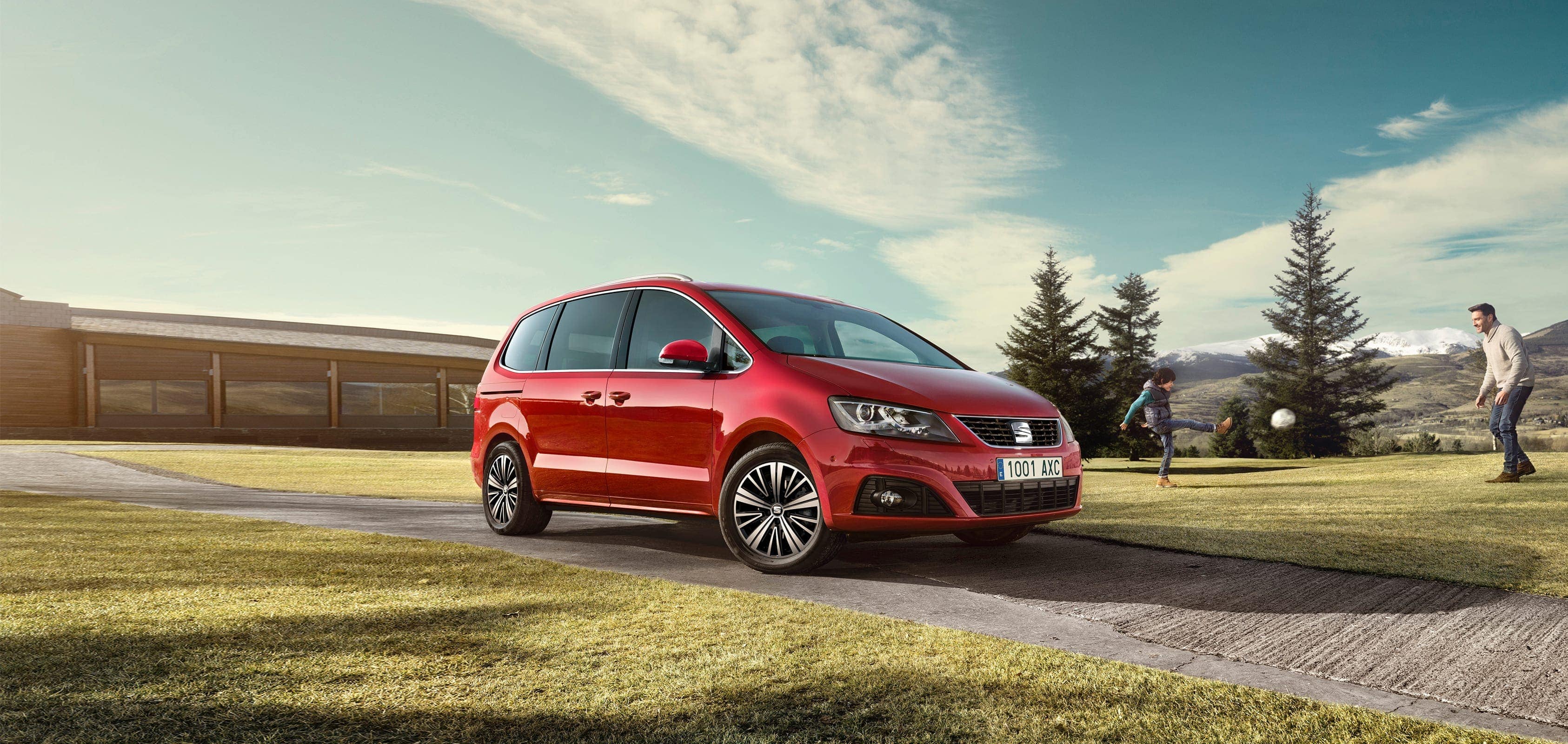 Romance red krāsas SEAT Alhambra ir ietilpīga automašīna.