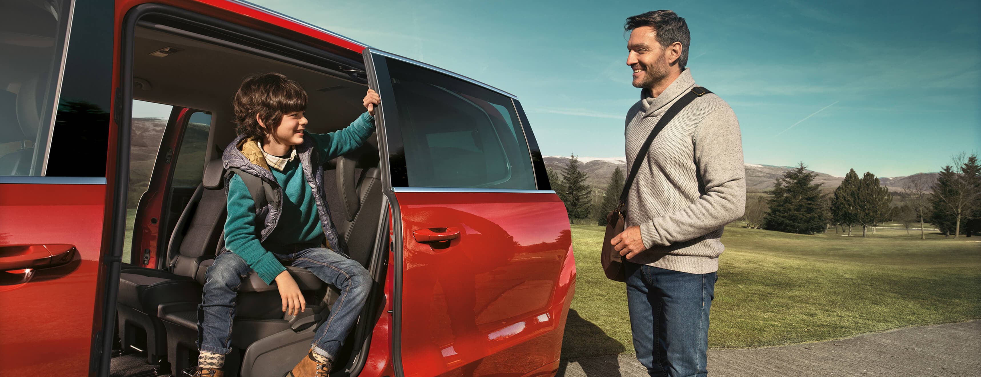 Romance red krāsas SEAT Alhambra 4Drive, ģimenes automašīna ceļojumiem