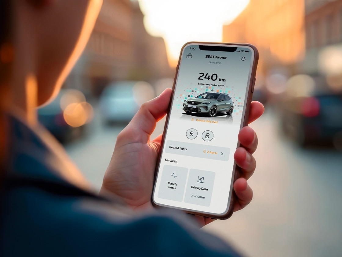 Cilvēks rokās tur viedtālruni un izmanto MySEAT lietotni