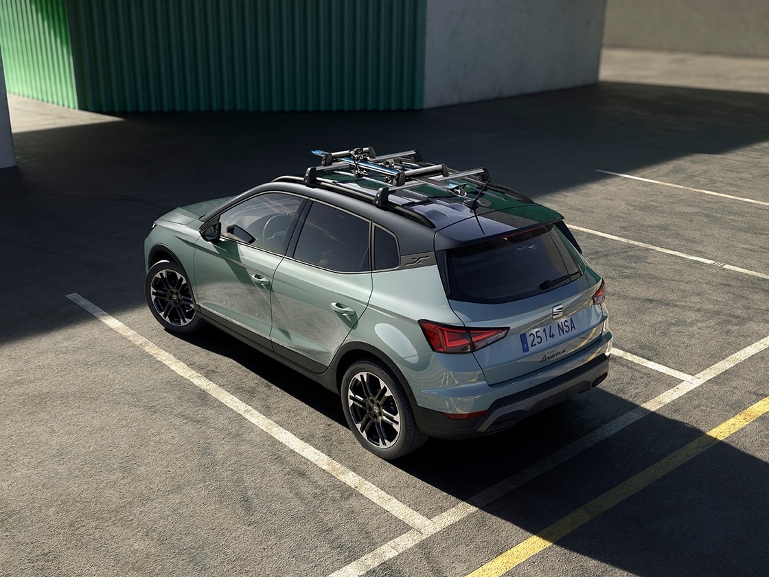 SEAT Arona ar uzstādītu slēpju turētāju