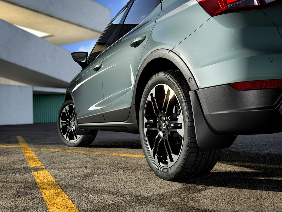 SEAT Arona melnā krāsā ar pieskaņotiem melniem dubļu sargiem priekšā un aizmugurē, kas aizsargā automobili un piešķir tam stilu.