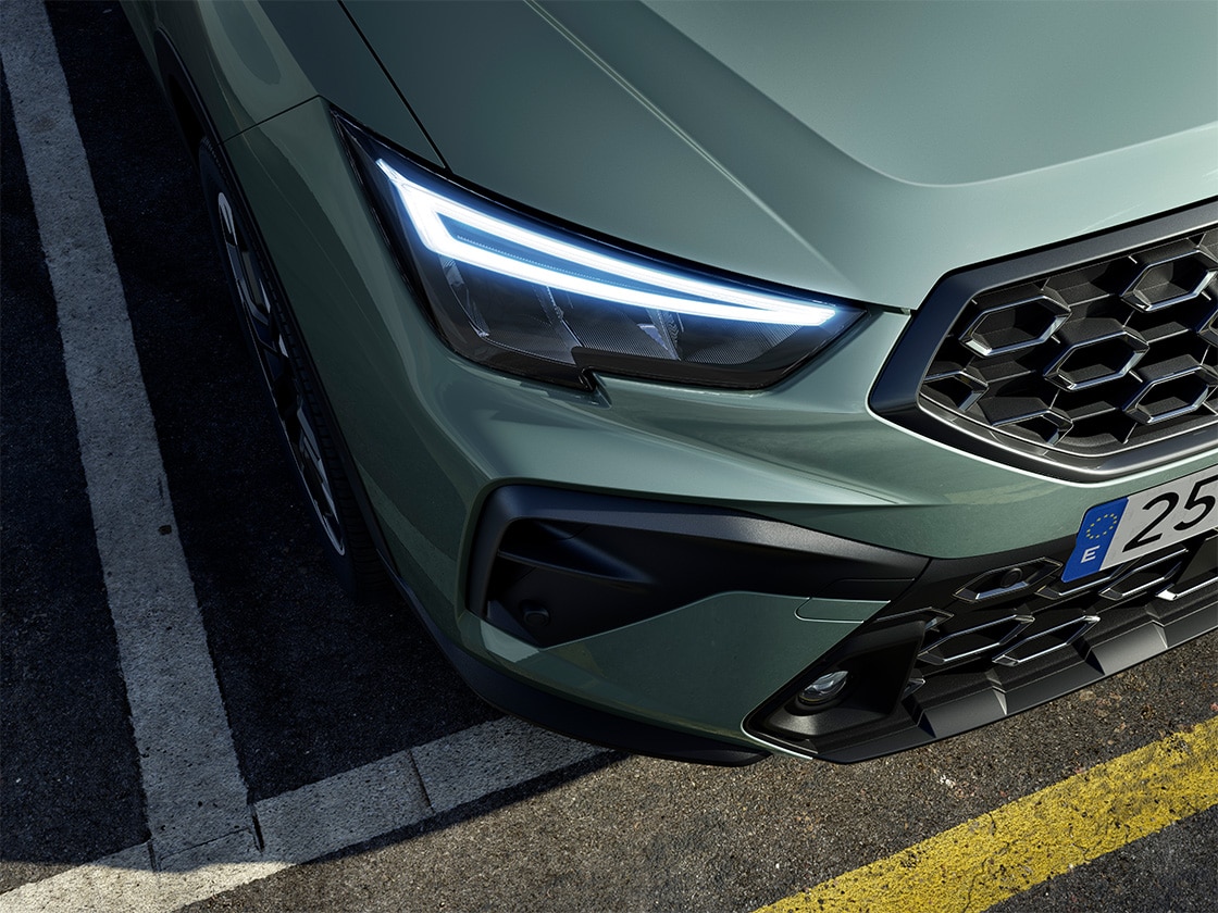 SEAT Arona priekšējā luktura tuvplāns ar pilnībā LED apgaismojumu