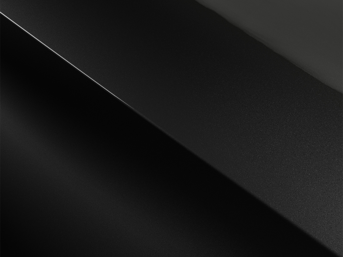 SEAT Arona Midnight Black krāsā ar metālisku krāsojuma apdari 