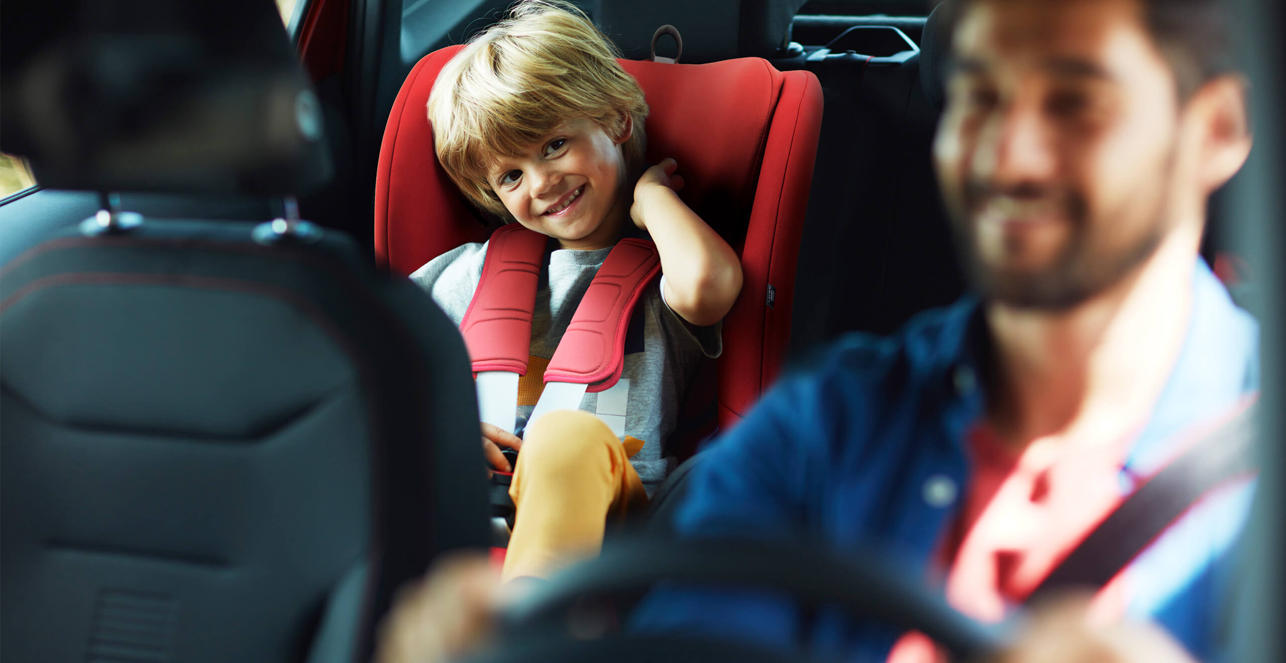 SEAT Arona bērnu sēdeklis SEAT drošības funkcijas.  Attēlo bērnu ar Euro NCAP SEAT piecu zvaigžņu drošības līmeni novērtētā SEAT Arona performance