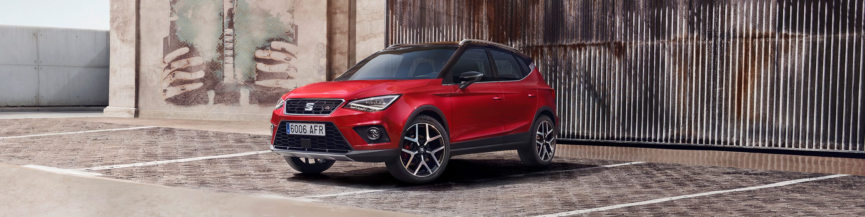 desire red krāsas SEAT Arona pie dabas sānskats no leņķa