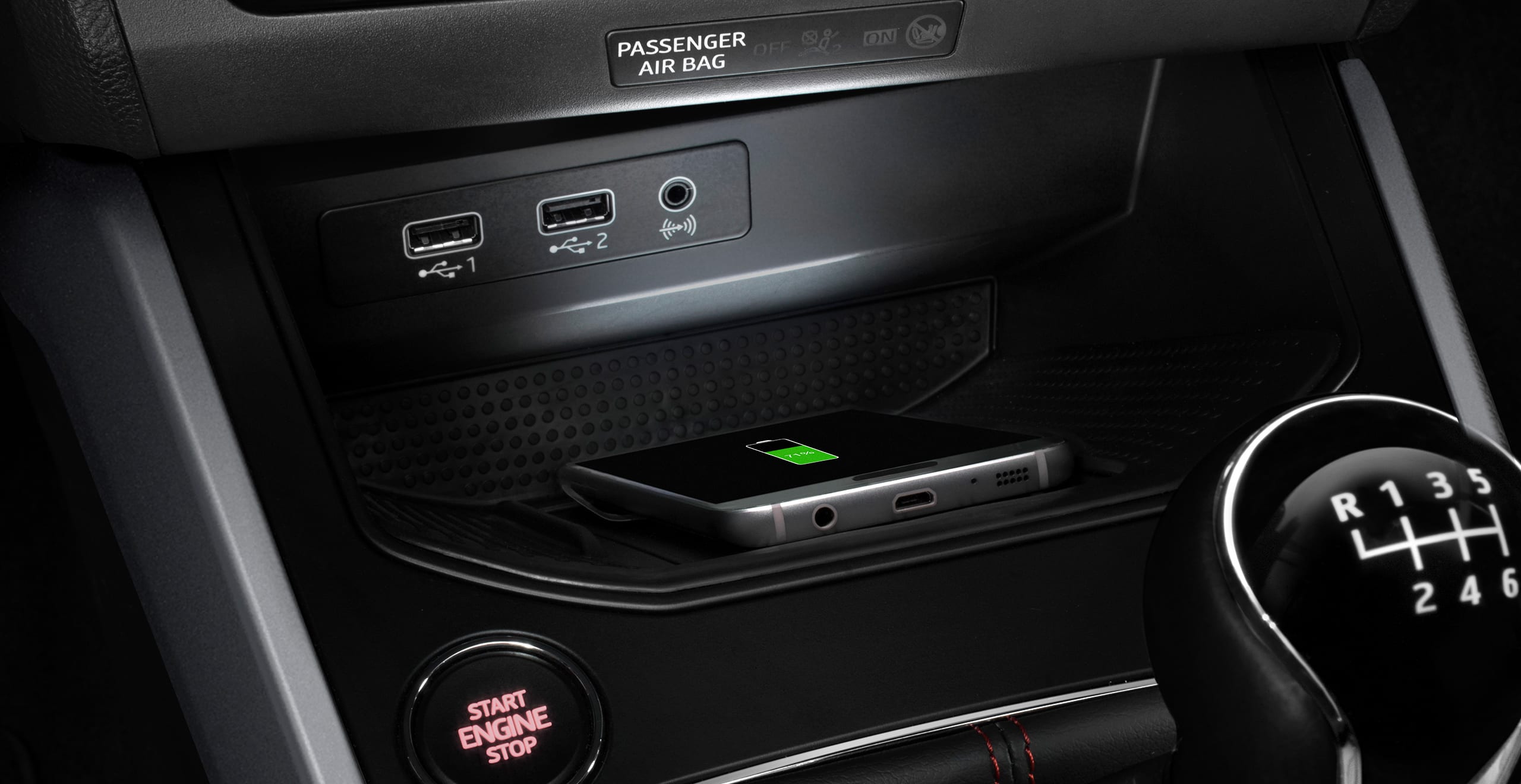 SEAT Arona ātrumpārslēga sviras bezvadu uzlādes tehnoloģija. Attēlota GSM antena, USB un connectivity box