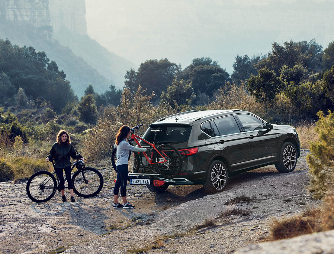 Jaunais SEAT Tarraco XPERIENCE ar velosipēdu turētāju aizmugurē  