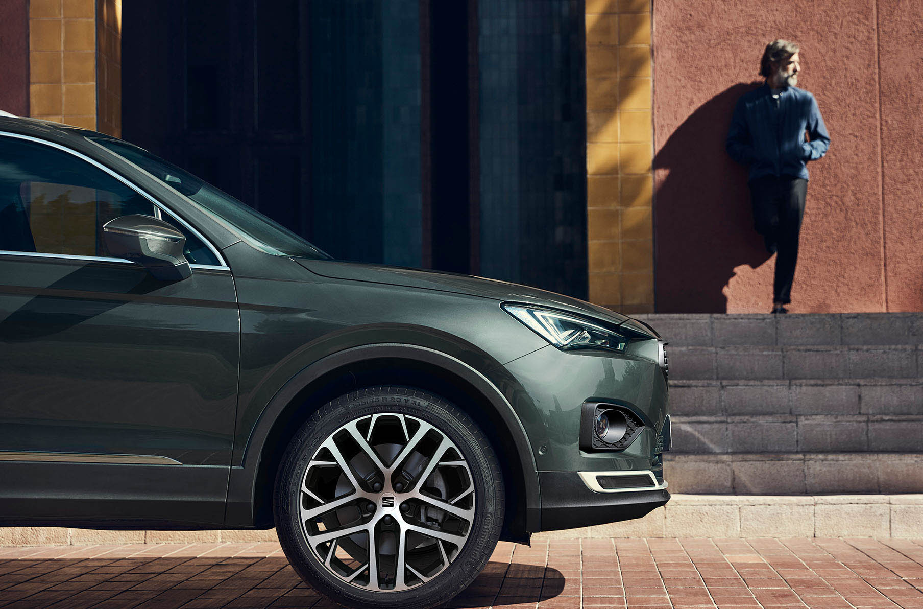 Jaunais SEAT Tarraco XPERIENCE ar 20 collu vieglmetāla diskiem Nuclear Grey pelēkā krāsā