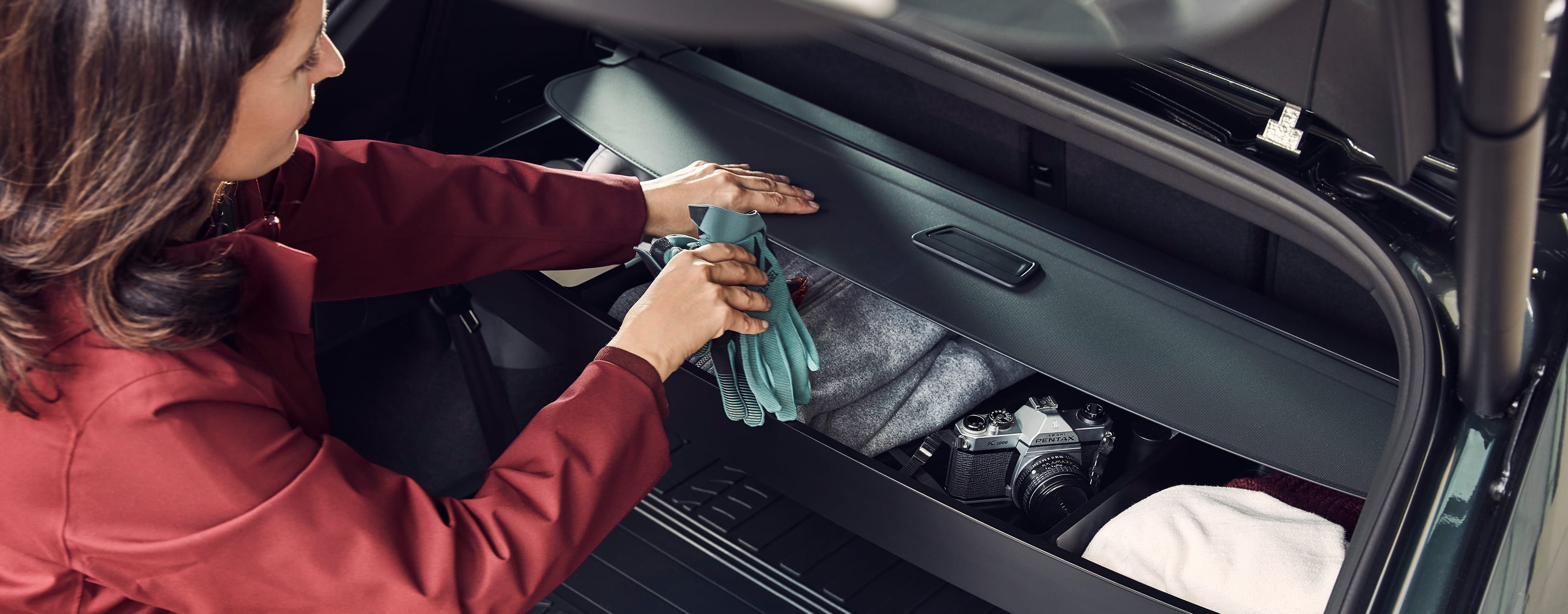 Jaunais SEAT Tarraco SUV 7 sēdvietu aksesuāri, interjera attēls augšējais paliktnis bagāžas nodalījumā
