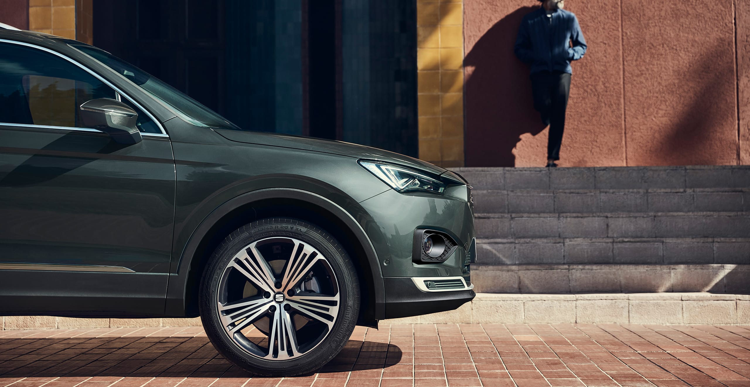 Jaunais SEAT Tarraco SUV 7 sēdvietu dizains priekšpuse kreisā puse 20 collu mehāniski apstrādāti vieglmetāla diski