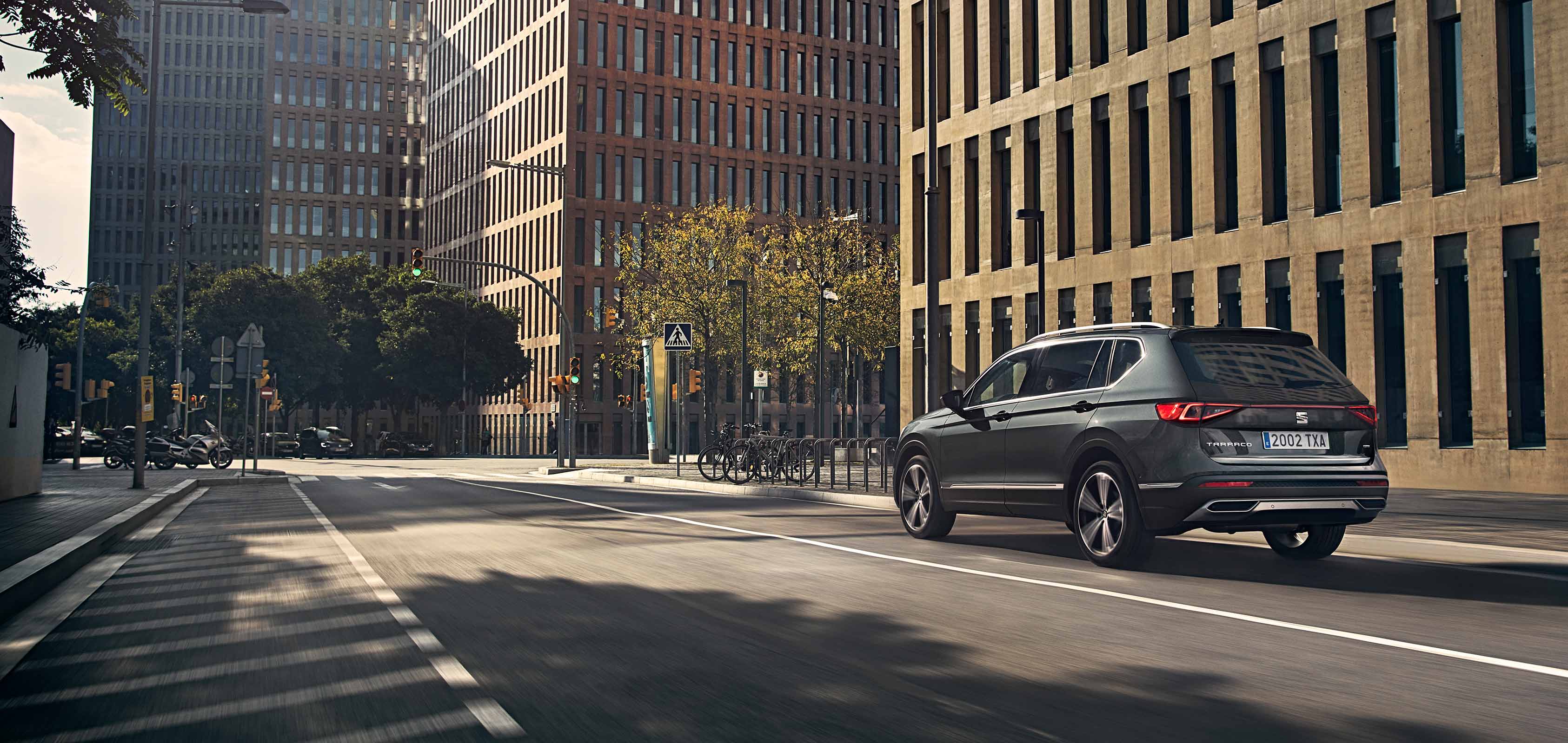 Jaunais SEAT Tarraco SUV 7 sēdvietu dizains ārpus telpām skasts kadrs