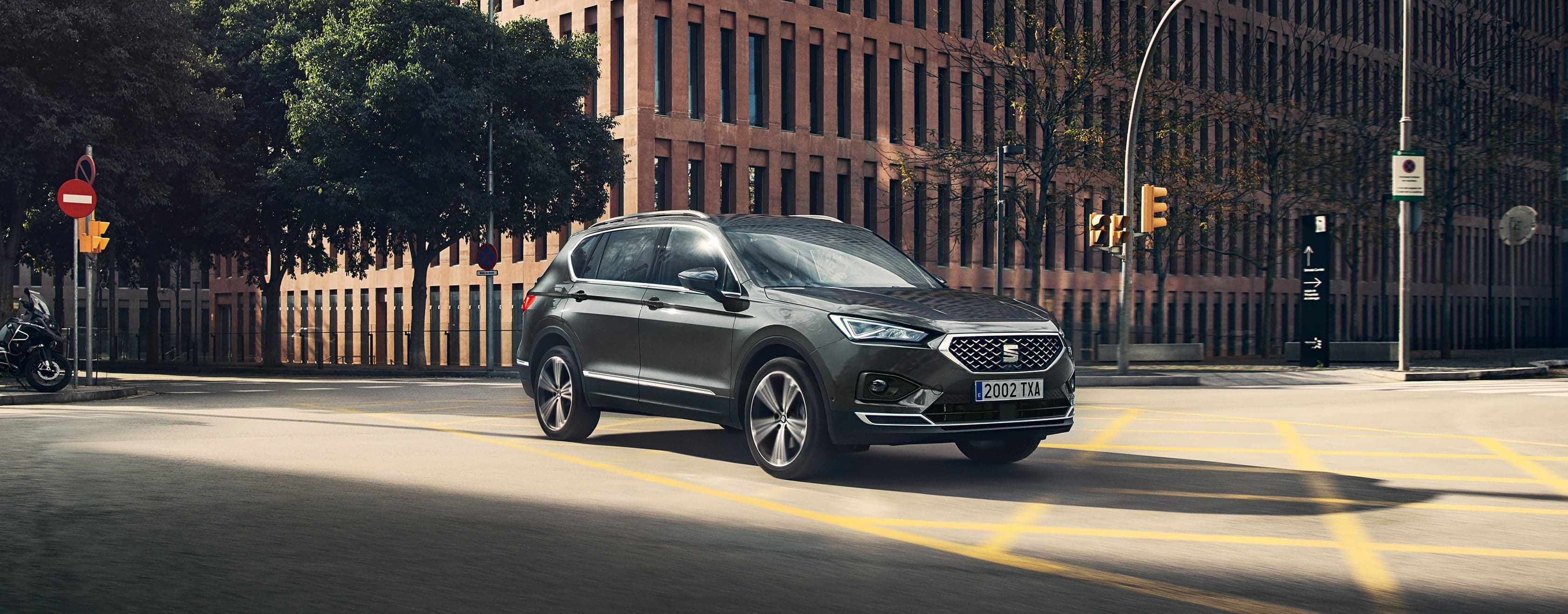 SEAT Tarraco e-HYBRID Bila white colour charging