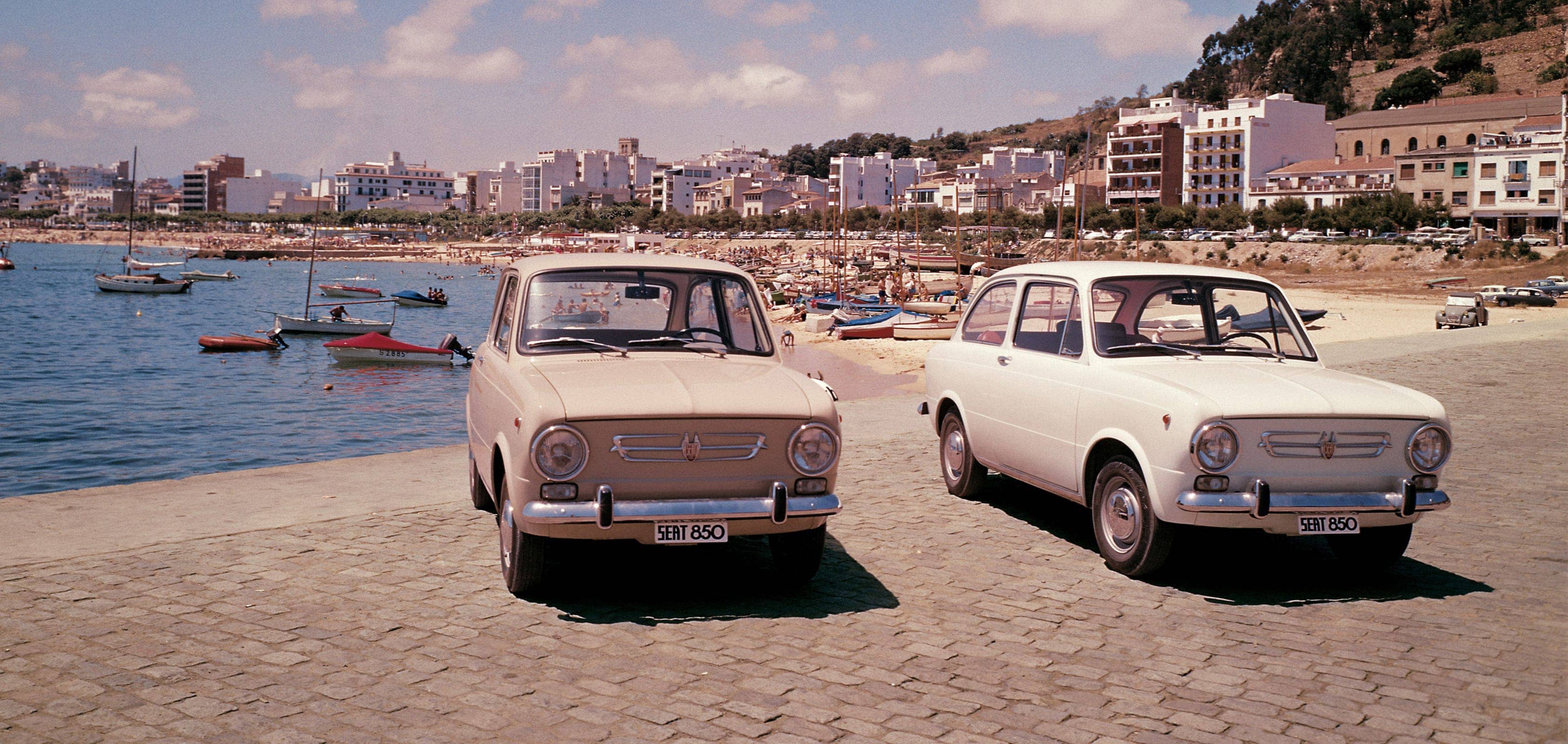 SEAT zīmola vēsture 1960 eksports - SEAT 850 auto pludmalē