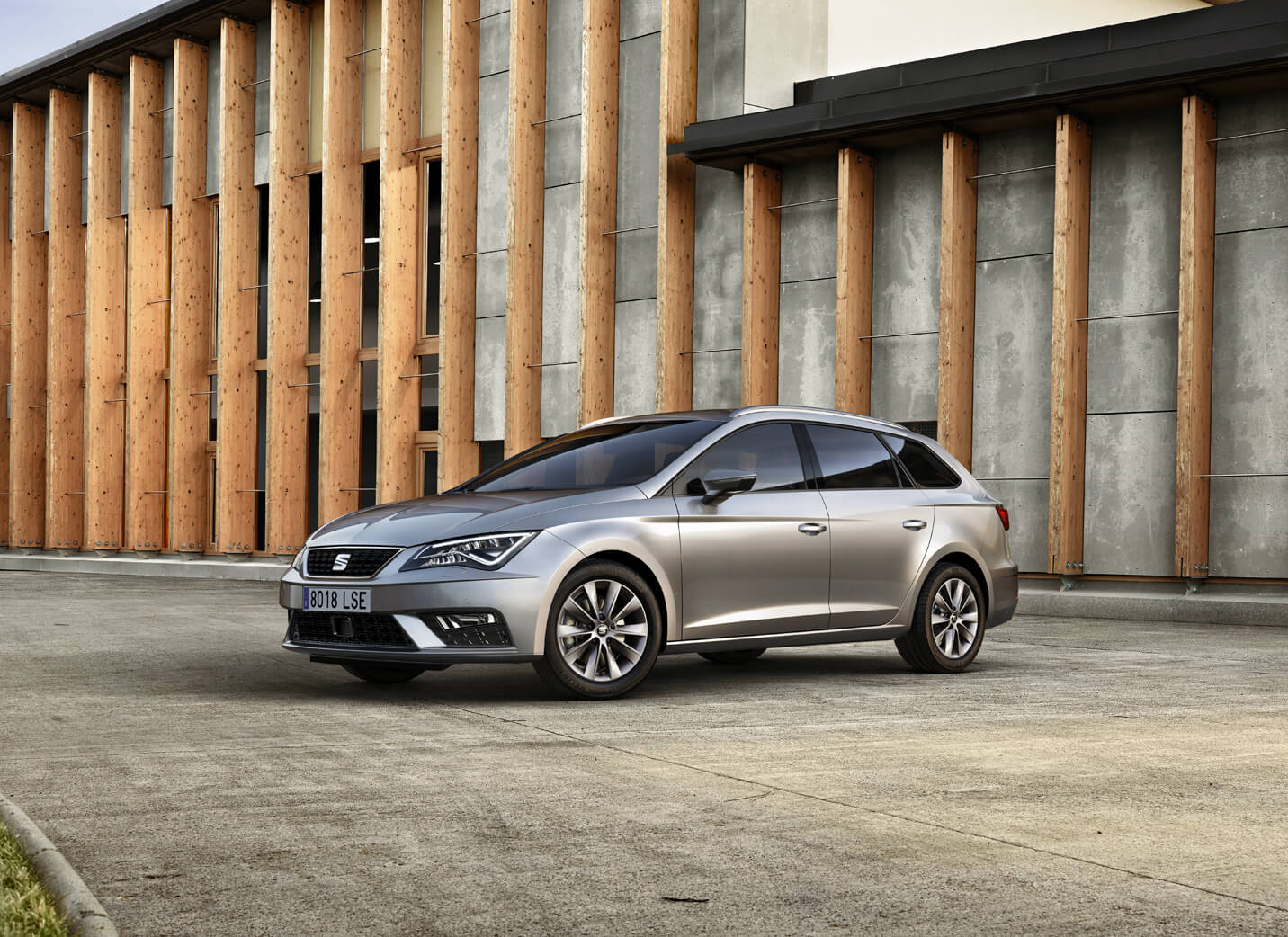 SEAT LEON ST parked on a street corner at night time: Fleets Award 2016 (Spain), Best Station Wagon of the Year (Turkey) – SEAT For Business Fleet services