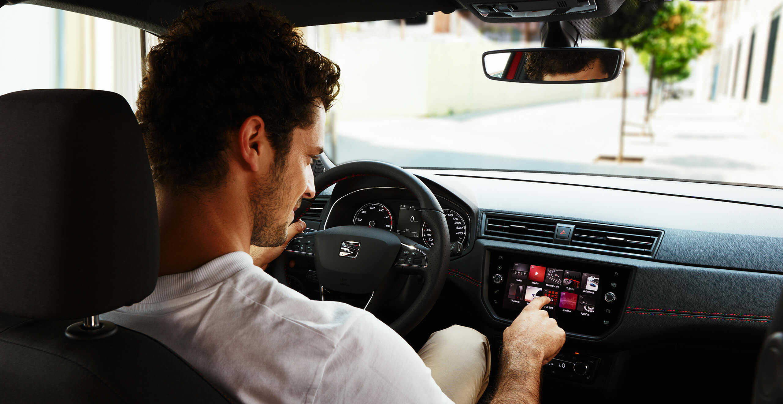 SEAT serviss un atjauninājumi –aizmugures skats uz vīrieti, kas spiež pogu navigācijā